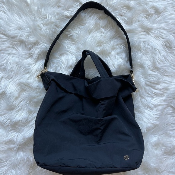 lululemon athletica Handbags - LULULEMON black on my level bag